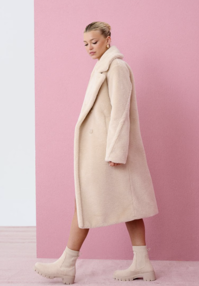 Modelka v dlouhém světlém kabátu
