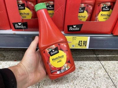 Kečup v rukou v supermarketu