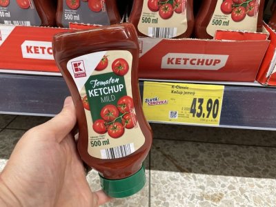 Kečup v rukou v supermarketu