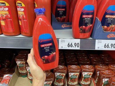 Kečup v rukou v supermarketu