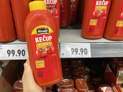 Kečup v rukou v supermarketu