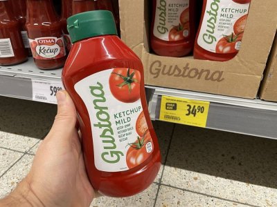 Kečup v rukou v supermarketu