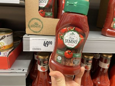 Kečup v rukou v supermarketu