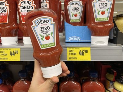 Kečup v rukou v supermarketu