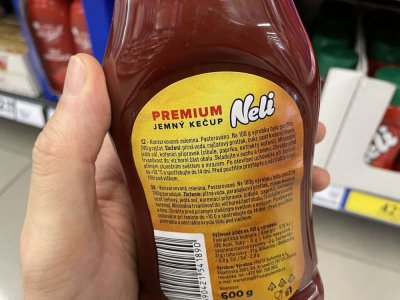 Kečup v rukou v supermarketu