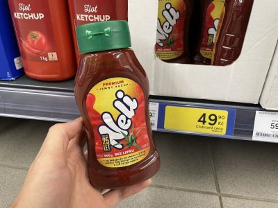 Kečup v rukou v supermarketu