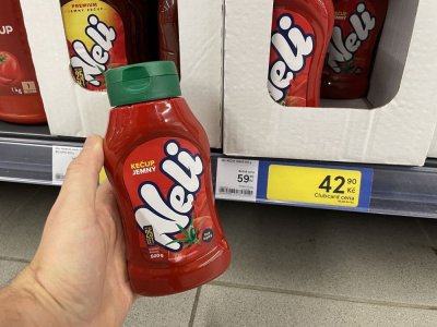 Kečup v rukou v supermarketu