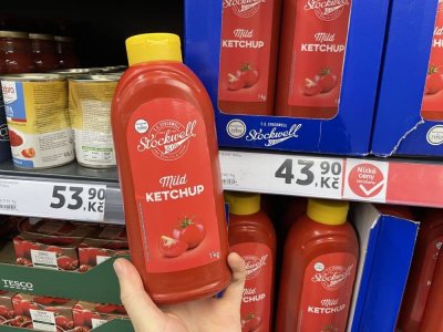 Kečup v rukou v supermarketu