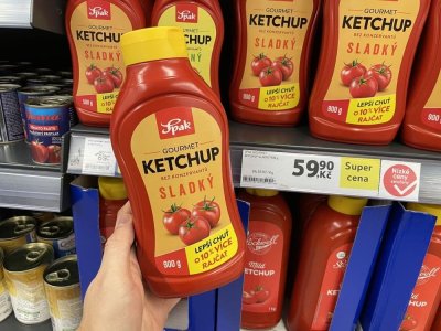 Kečup v rukou v supermarketu