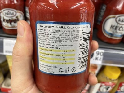 Kečup v rukou v supermarketu