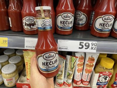 Kečup v rukou v supermarketu
