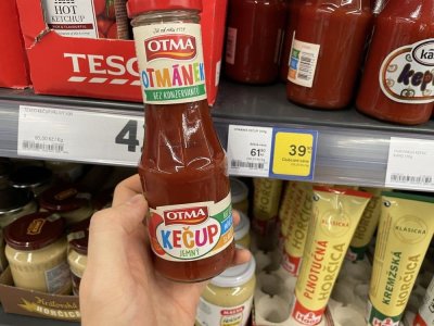 Kečup v rukou v supermarketu