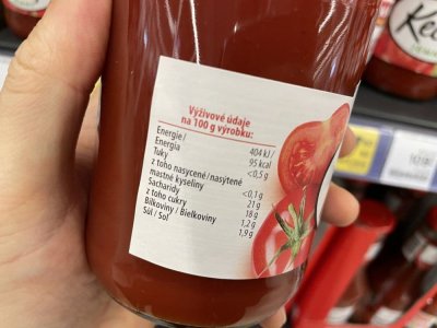 Kečup v rukou v supermarketu