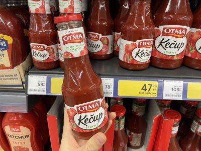 Kečup v rukou v supermarketu