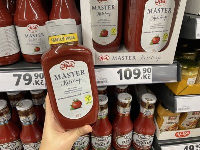 Kečup v rukou v supermarketu