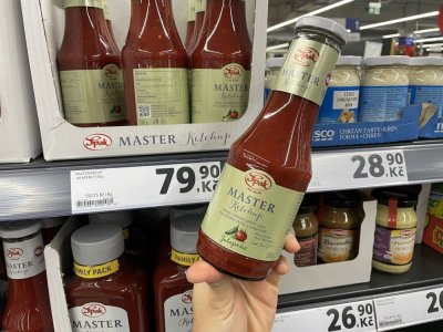 Kečup v rukou v supermarketu