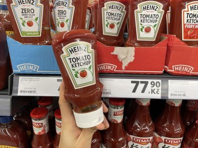 Kečup v rukou v supermarketu