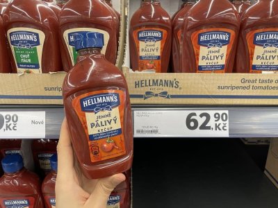 Kečup v rukou v supermarketu