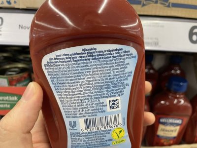 Kečup v rukou v supermarketu