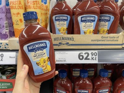 Kečup v rukou v supermarketu