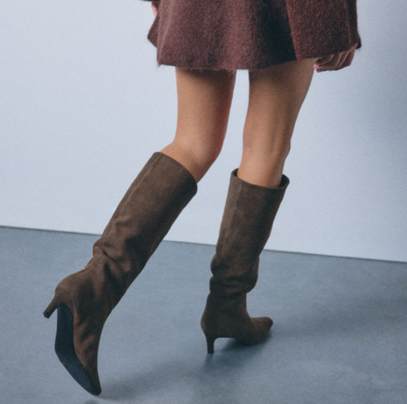 Žena v hnědých kozačkách