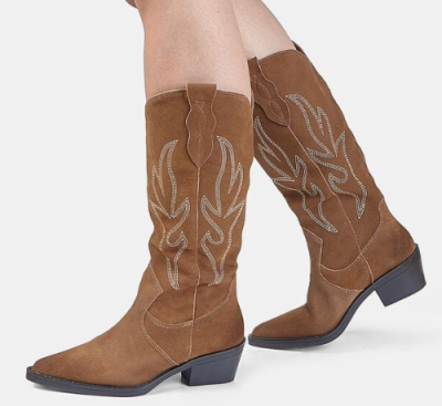 Hnědé semišové kozačky se vzorem