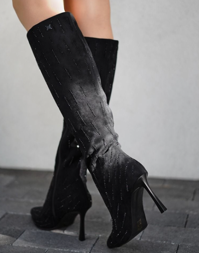 Černé vysoké kozačky na tenkém podpatku