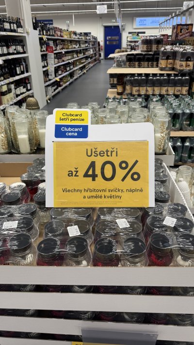 Až do 2. 11. platí v Tescu sleva až 40 % s Clubcard na všechny hřbitovní svíčky, náplně a umělé květiny.