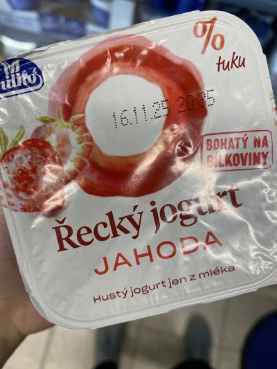 Detail balení řeckého jogurtu s příchutí jahody