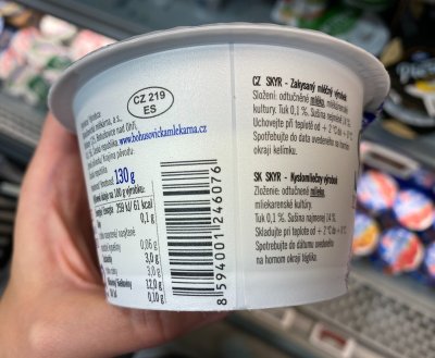 Etiketa na obalu skyru