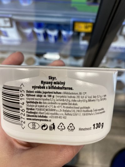 Etiketa na obalu skyru