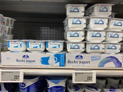 Řecké jogurty v supermarketu