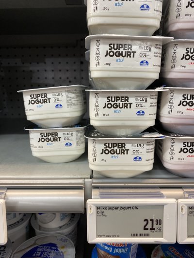 Bílé jogurty v supermarketu