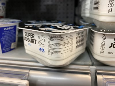 Bílý jogurt v supermarketu