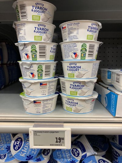 Tvarohové jogurty v supermarketu