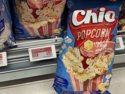 Balený popcorn v supermarketu