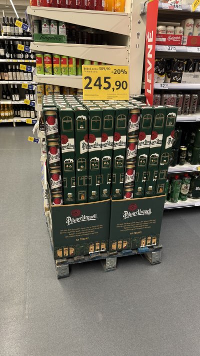 Metr piv Pilsner Urquell za 245,90 Kč (6x0,5 l v plechu, cena s Clubcard)