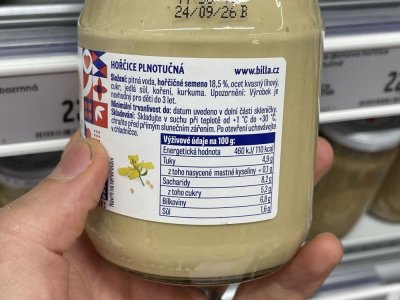 Balení hořčice v rukou