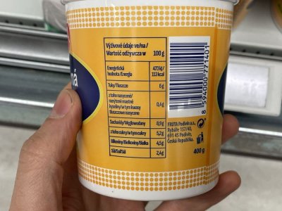 Balení hořčice v rukou