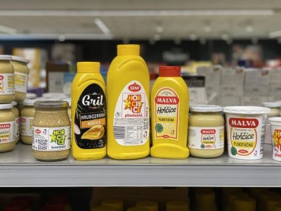 Balení hořčice v rukou