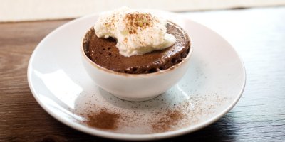 Mug cake se šlehačkou a skořicí