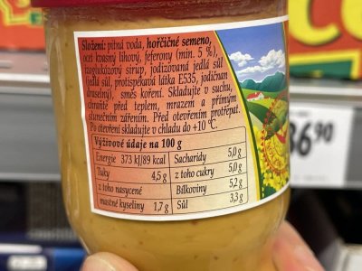 Balení hořčice v rukou