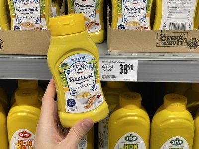 Balení hořčice v rukou