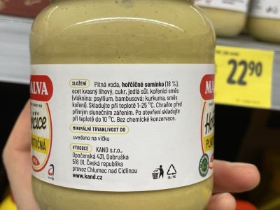 Balení hořčice v rukou