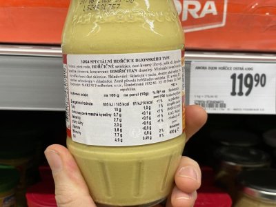 Balení hořčice v rukou