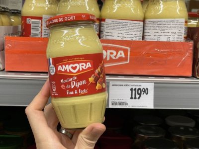 Balení hořčice v rukou