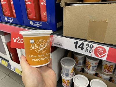 Balení hořčice v rukou