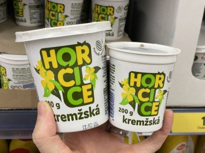 Balení hořčice v rukou