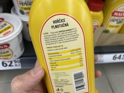 Balení hořčice v rukou