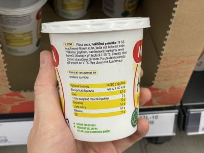 Balení hořčice v rukou